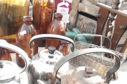 Botellas Vintage y teteras Mercado de pulgas